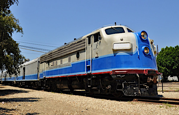 amtrack_train_left_x600